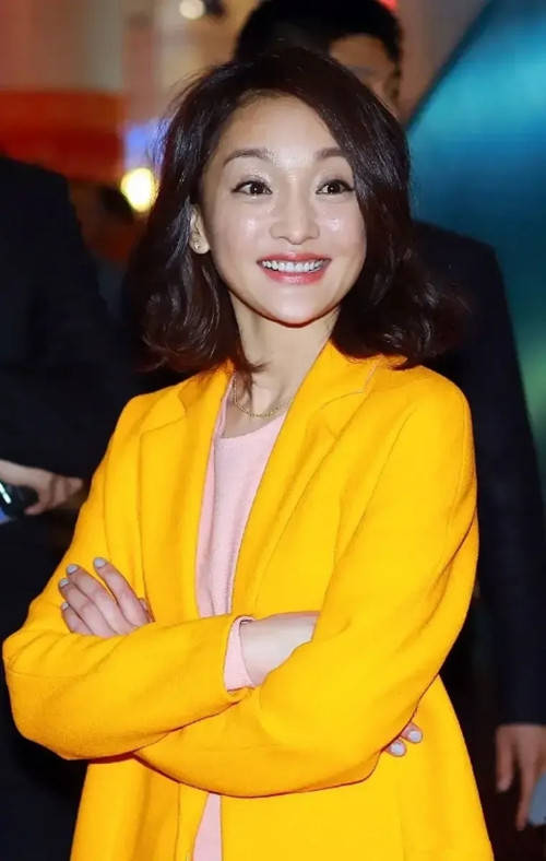 服装 46岁的周迅这次搭配对了 亮黄外套大方抢镜，发型好独特