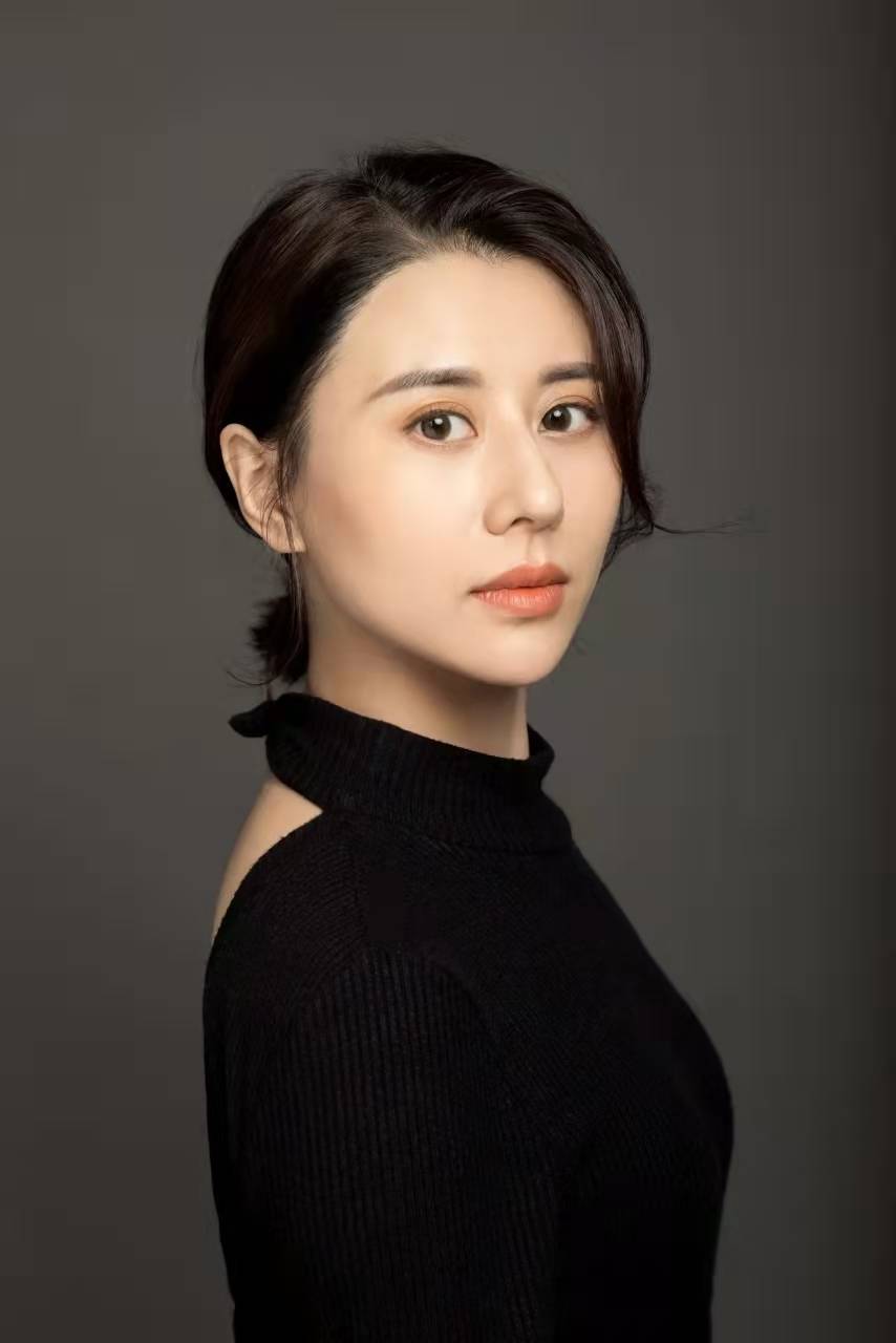 "学霸女神"徐香颖 颜值高身材好有才华 针织衫穿搭简约独特_女人_风格