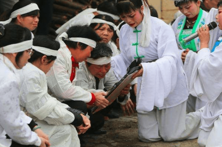 原创河南职业哭丧拜灵女一年哭70多场磕头上万次每场能挣700元