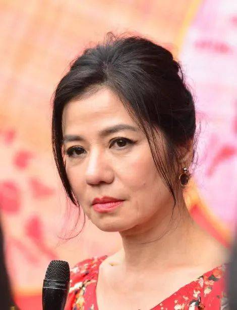 原创15位自然衰老的女星身材发福满脸皱纹优雅老去的模样很舒服