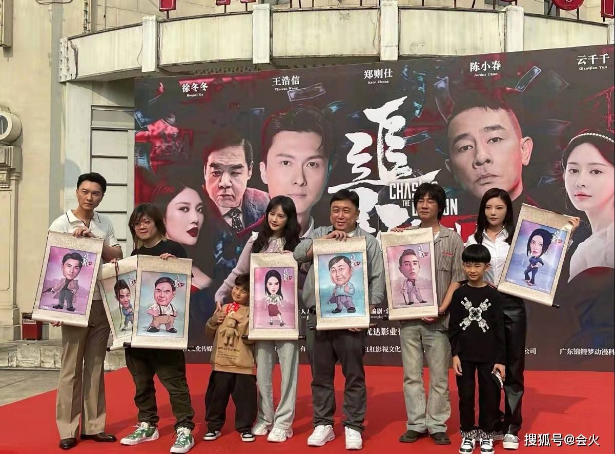 大嫂“大嫂”徐冬冬晒洗澡护肤过程!身上仅裹条毛巾,露细腰被人按摩