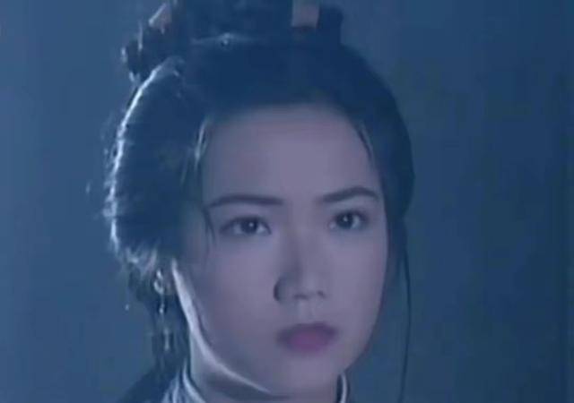 5,完颜萍(何洁珊饰演)单看李绮红的五官谈不上有多精致,但她的笑容和