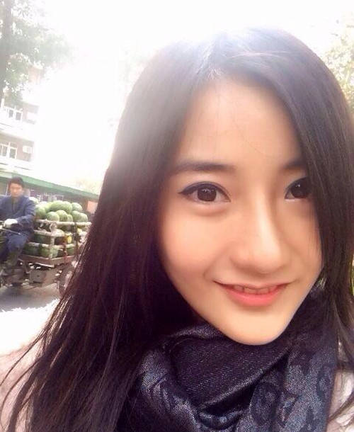 "清华女神"彭菲茗 颜值高有才华 牛仔衫搭配印花裙清