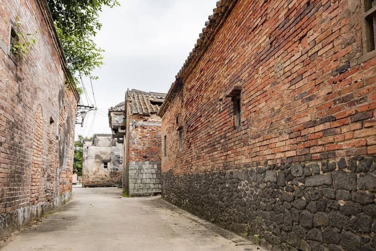 132万建监狱风红砖毛坯房!用的还是违禁材料?农村红砖房何去何从_房子