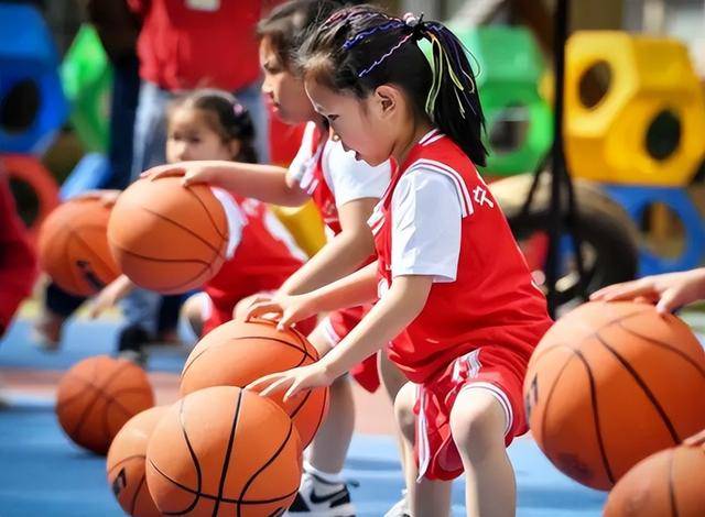 家长|学费两万生活费每月五百，幼儿园给孩子吃发霉果蔬，家长坐不住了