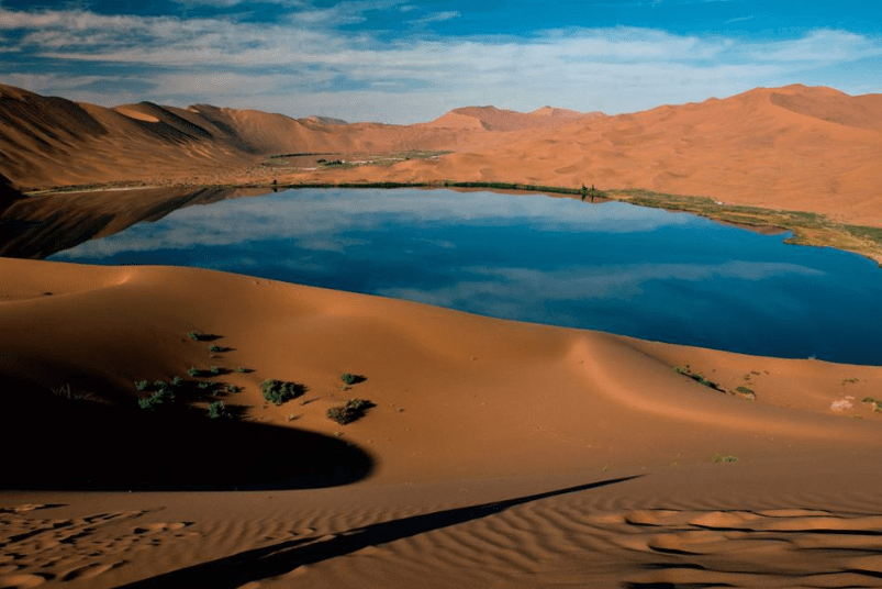 我国最“神奇”的沙漠，藏有百处湖泊和泉水，今成旅游胜地