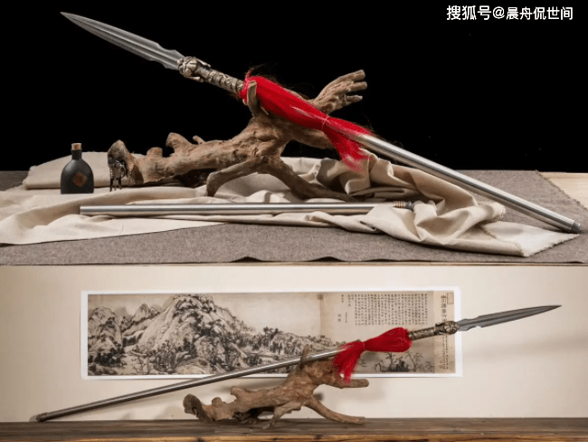 赵云看了看手中的长枪,这条枪名叫"龙胆亮银枪",是师傅的心爱武器,足