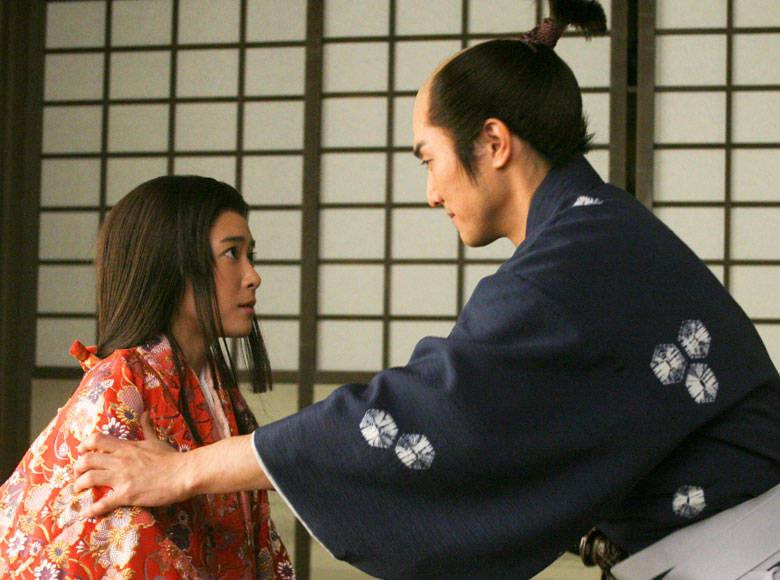 年仅12岁的丰臣完子被嫁给了五摄家之一九条家的新任当主九条忠荣为妻