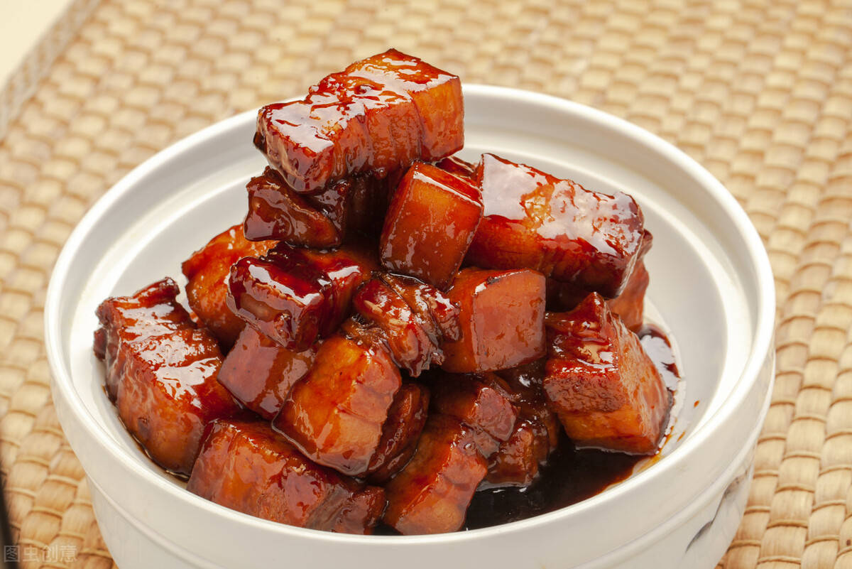 红烧肉,一道著名的大众菜,流传甚广,各大菜系都有其独特的红烧肉,做法
