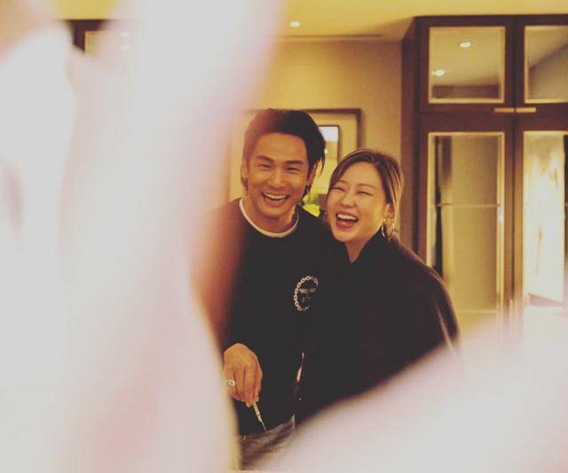 儿子爱的亲亲 娶小24岁摄影师女友婚后8年恩爱如初_照片_老父亲_网站