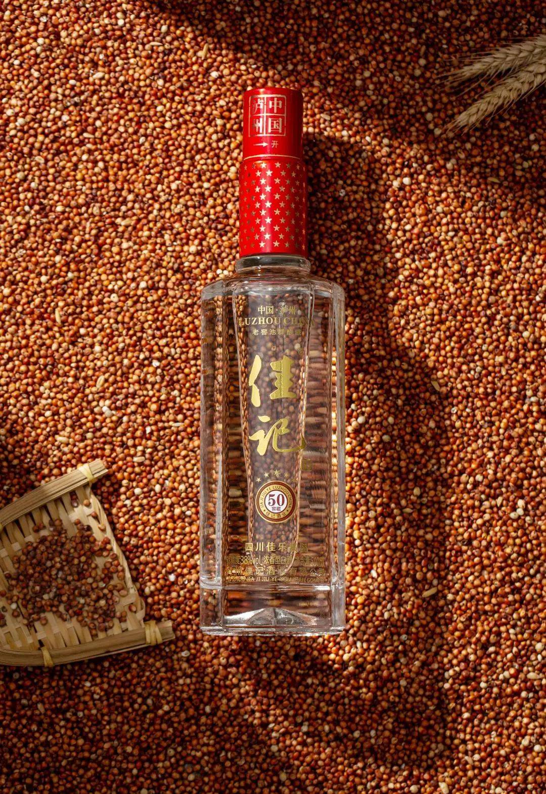 时之味揭秘佳记酒的浓香密码酒糟