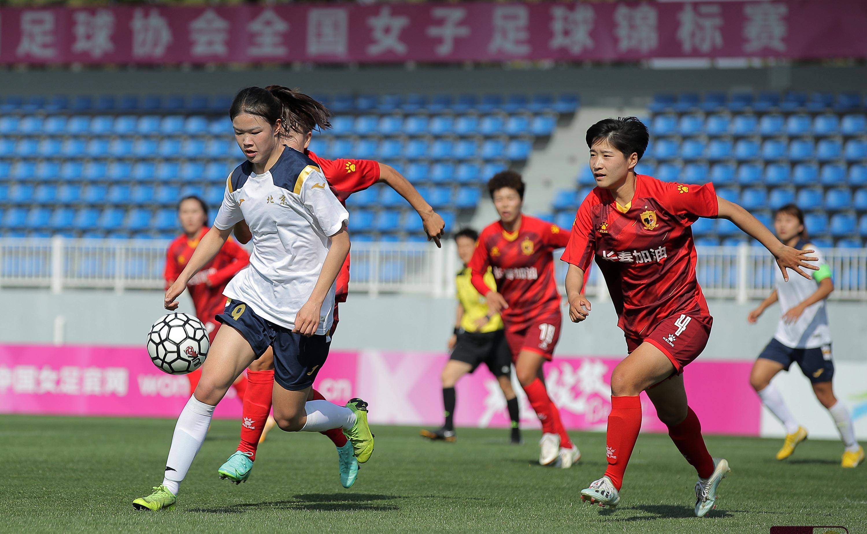 本届全锦赛的亚军是北京女足,虽然她们是0-3败给了长春九银租赁女足