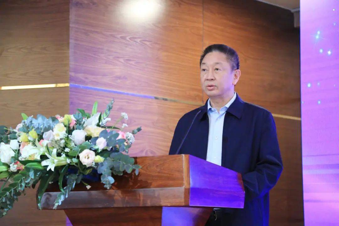 成都兴城集团党委书记,董事长任志能致辞随后,学院副院长赖斌与成都医