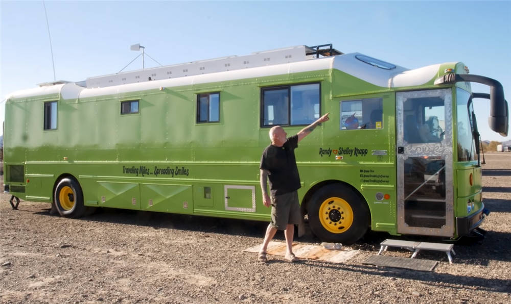 65岁老夫妻退休后积极乐观将旧大巴改房车住进23㎡蜗居中生活