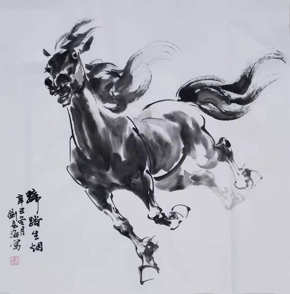 欣赏画家刘长海先生用水墨勾勒了一匹匹骏马各有各的神态有的高扬着