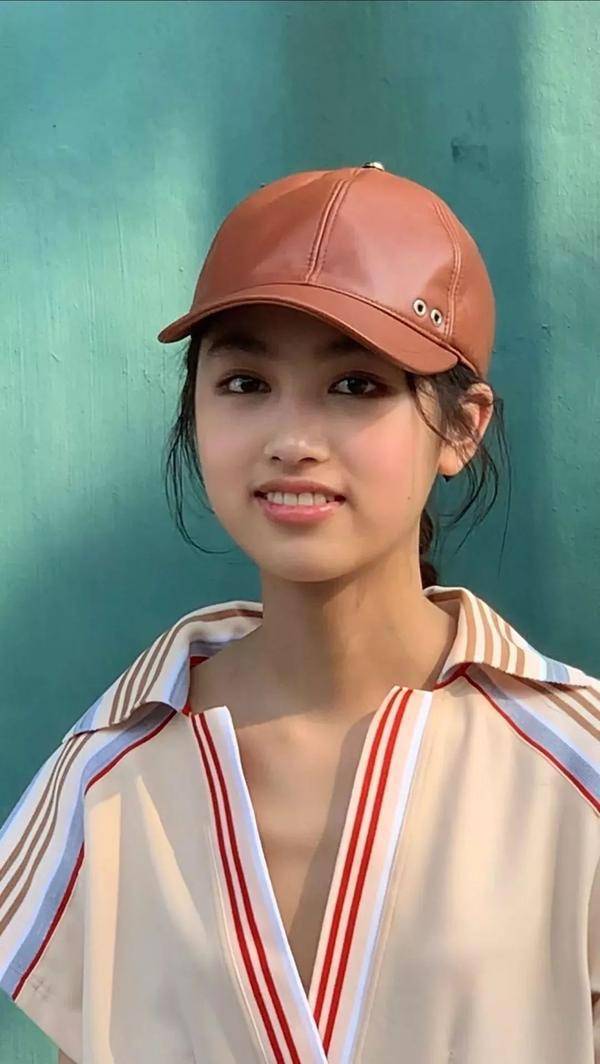 任达华14岁女儿秀2米大长腿,裙装搭配中筒袜,气场不输超模妈妈_任晴佳