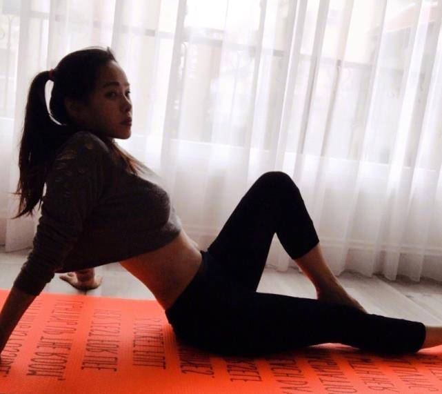 52岁伊能静深夜晒健身照,当她弯曲摆造型那刻,全世界都静了_状态_身材