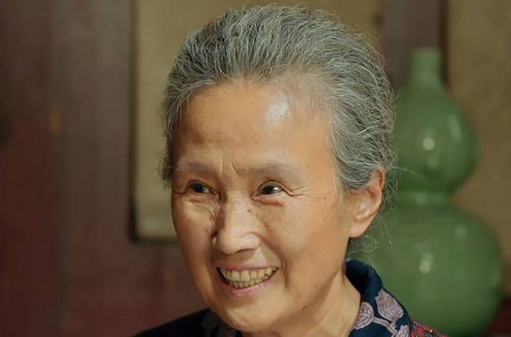 不得不说,《你好,老叔》中70岁的女配角如今人气爆棚,成为了一名母亲