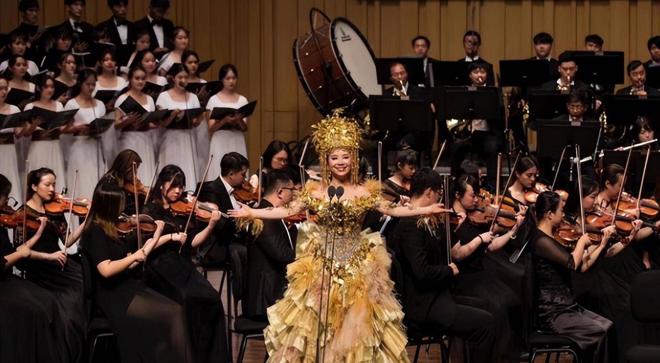 生活|“盲人歌手”刘赛：爆红后嫁进农村，给婆家买豪宅，成人生赢家