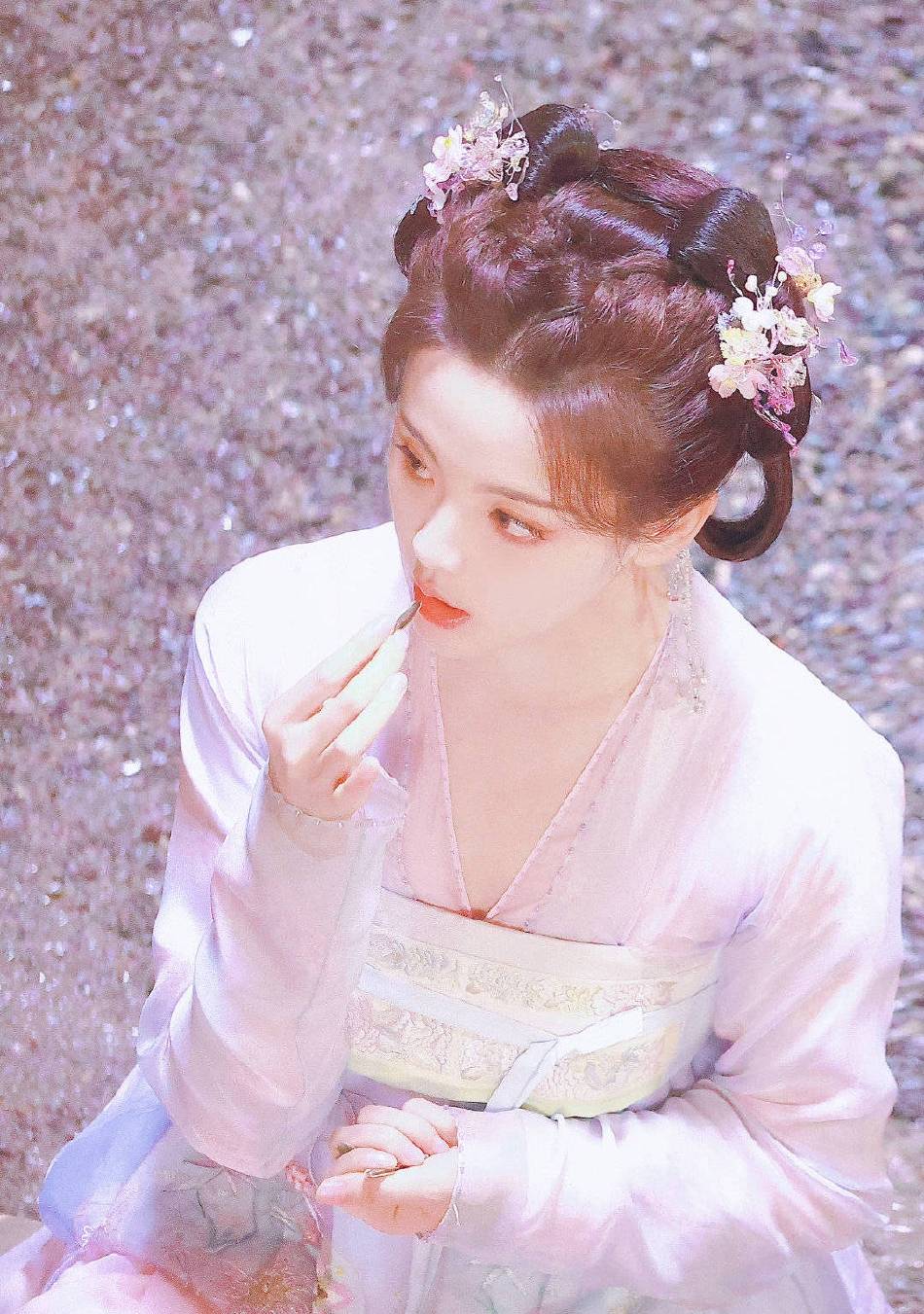 组图杨超越穿古装襦裙明媚大方手拿糖葫芦娇憨灵动