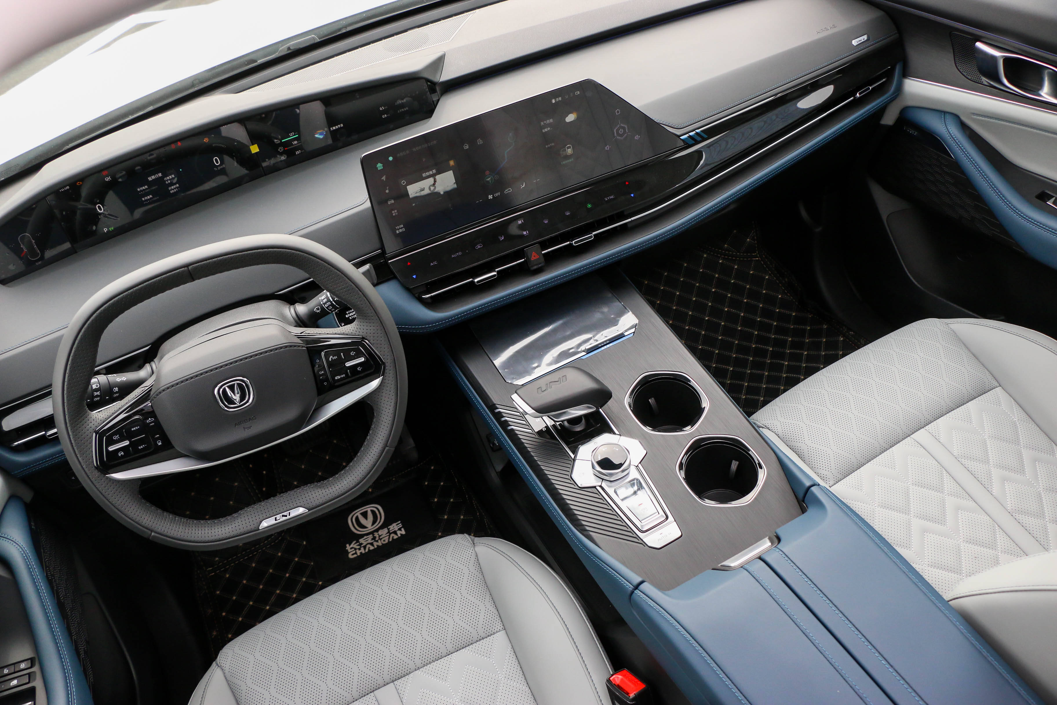 uni-k idd的内饰布局依旧采用了uni-k燃油版车型的设计风格,12.