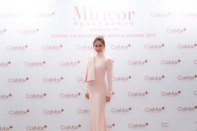 富商 47岁黎姿携富商丈夫现活动，裸粉色连衣裙配丸子头，气质高贵优雅