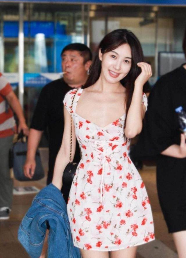 卫衣 33岁的李菲儿完美好身材，凭借时尚身材任性穿搭，竟如此美丽!