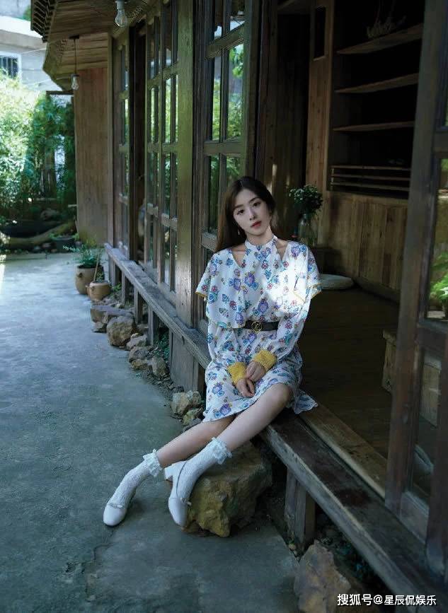 张含韵 张含韵私服, 白色泡泡袖衬衫配黑色背带裙, 清新甜美很有少女感