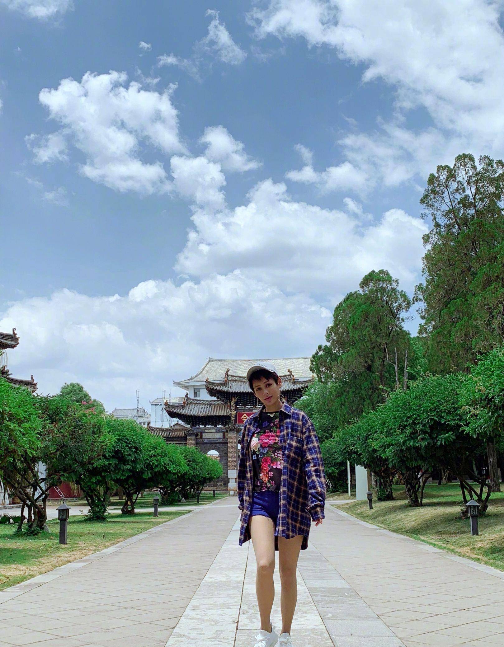 藏蓝色 47岁宁静晒美照，头戴芍药花配玫红色上衣，艳丽造型十分吸睛