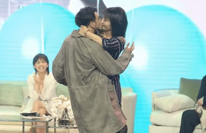 刘涛杨烁当众拥抱,纯友谊还是早已两情相悦?