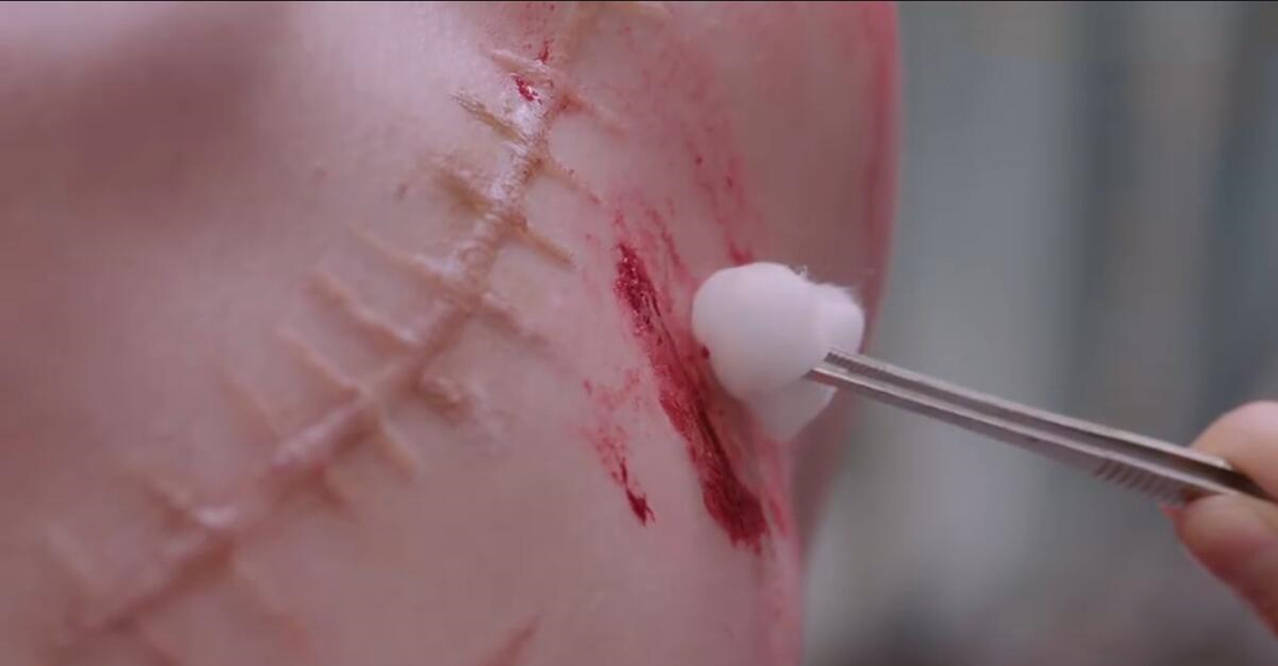 弹簧|海胆式中箭、弹簧式翻墙、手榴弹炸飞机，影视剧镜头能有多奇葩？？