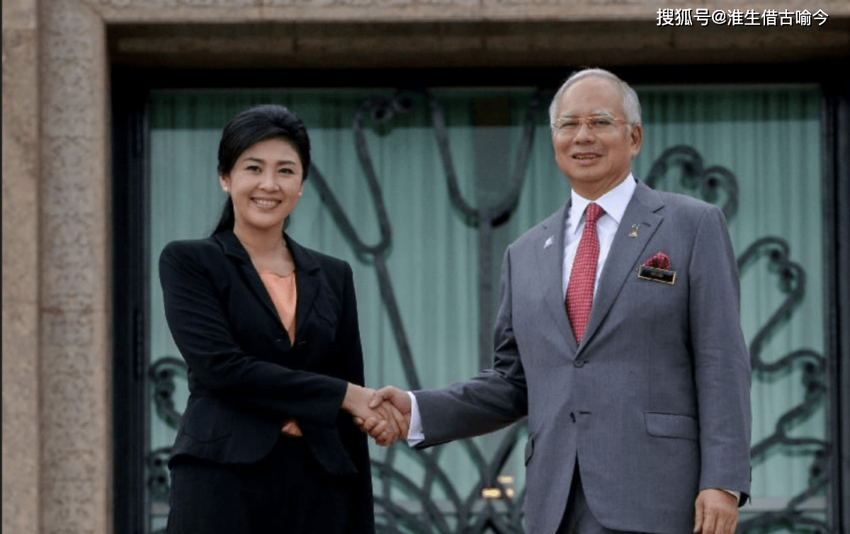 原创2012年英拉和铁娘子默克尔同框比美穿中国红扎起马尾辫好调皮