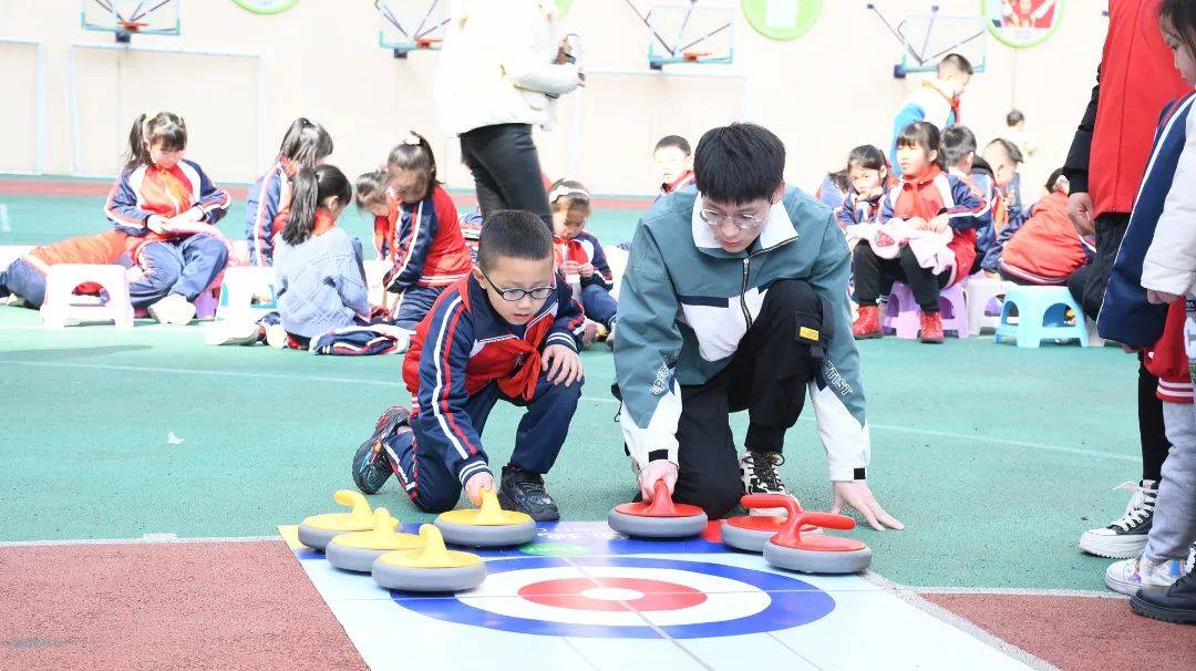 北碚區體育輪滑協會先後走進區內各幼兒園,小學和社區,成功開展11站