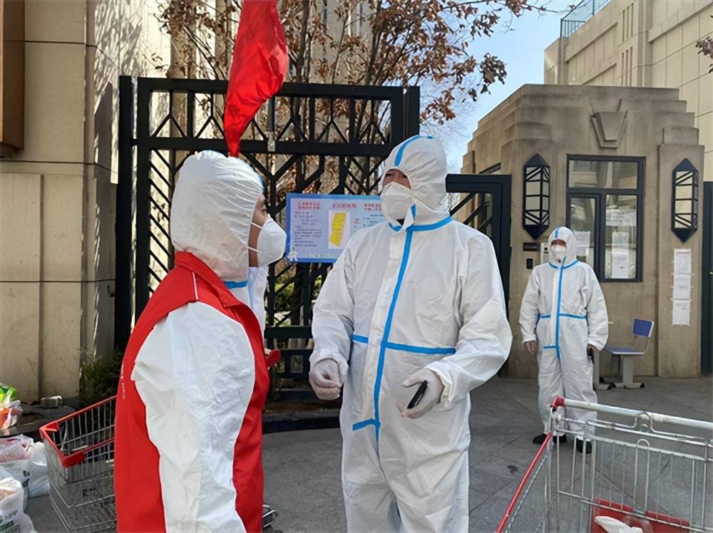 辽宁沈阳物业人员小区居民齐动员战胜疫情暖人间