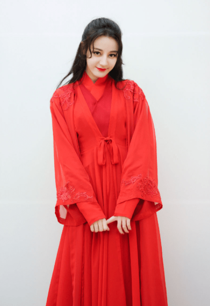 30岁迪丽热巴古装造型很丑面对质疑她用8字作出解释