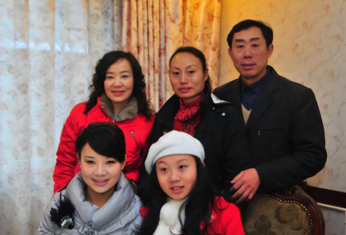 生活|“盲人歌手”刘赛：爆红后嫁进农村，给婆家买豪宅，成人生赢家