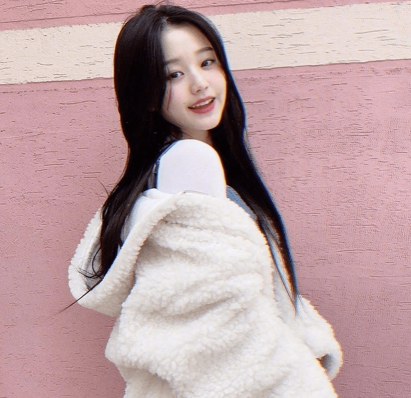 原创张元英晒自拍身穿白色毛绒外套高级感满满