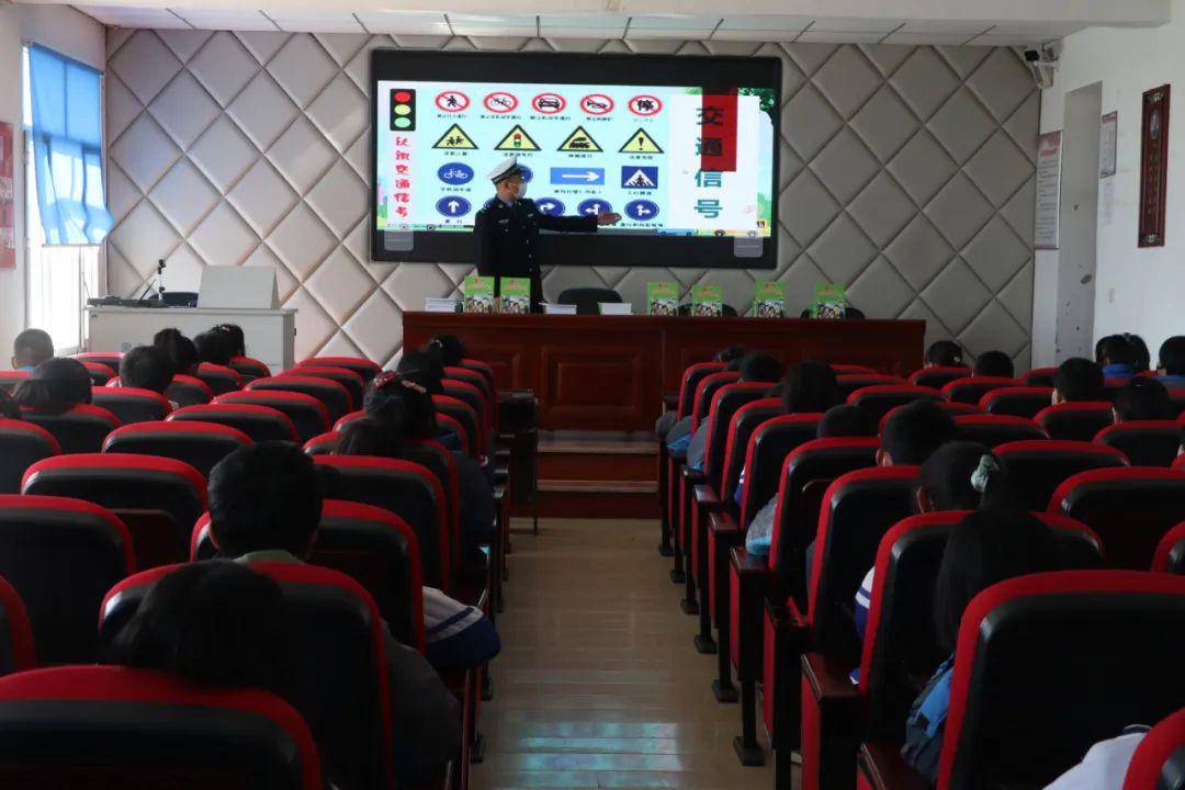 3月28日上午,兰西县公安交警大队宣教中队民警走进兰西县长岗中学
