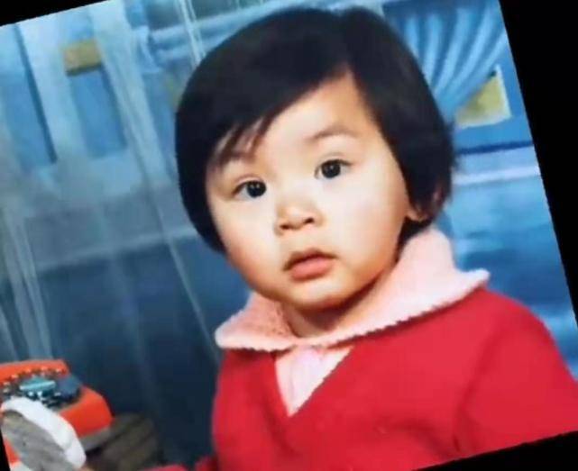 原创杨鸣小时候照片曝光年少时乃颜值巅峰年幼时和女孩一模一样