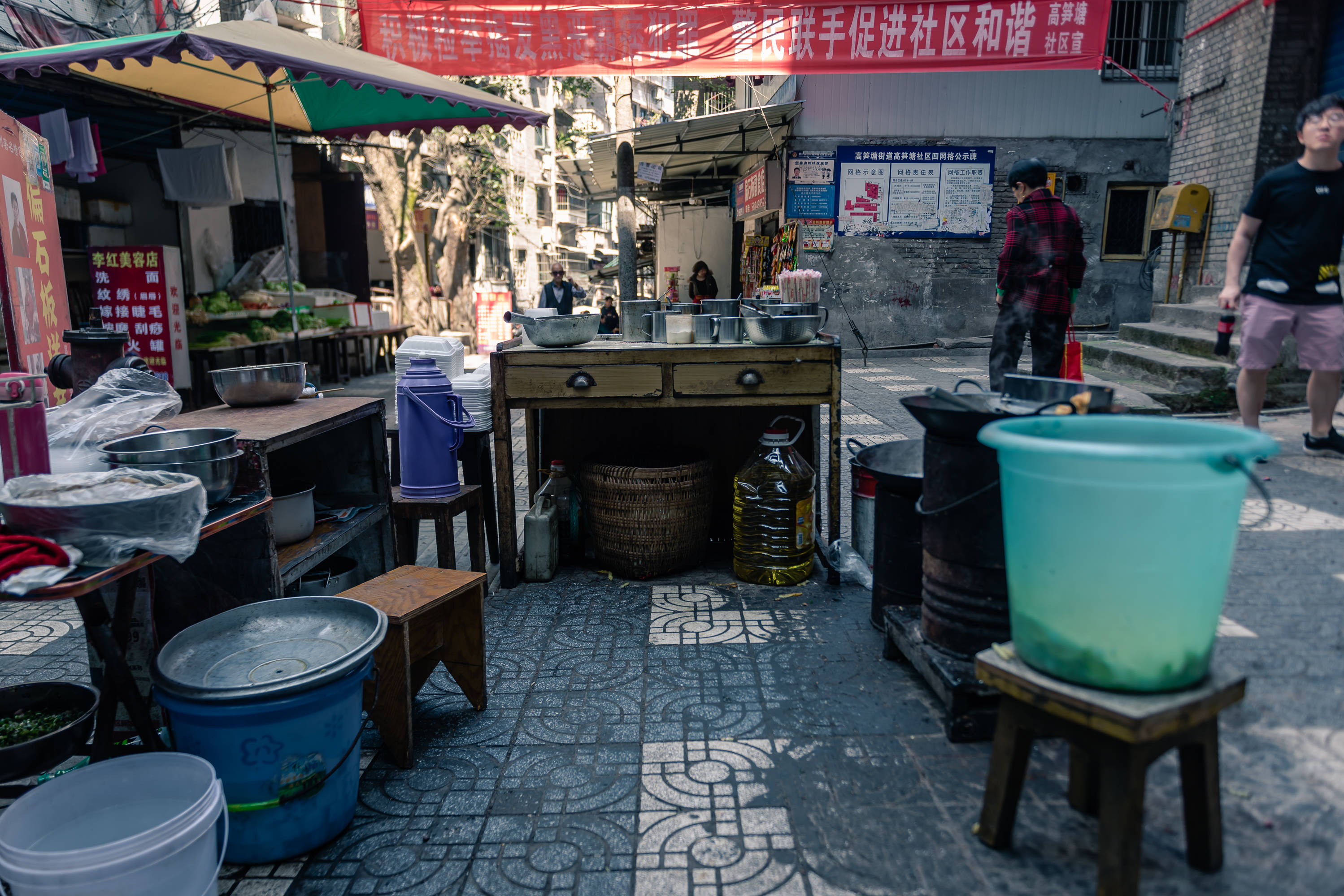 这座城市被称为缩小版“重庆”，靠烤鱼走向世界，比重庆更有味道