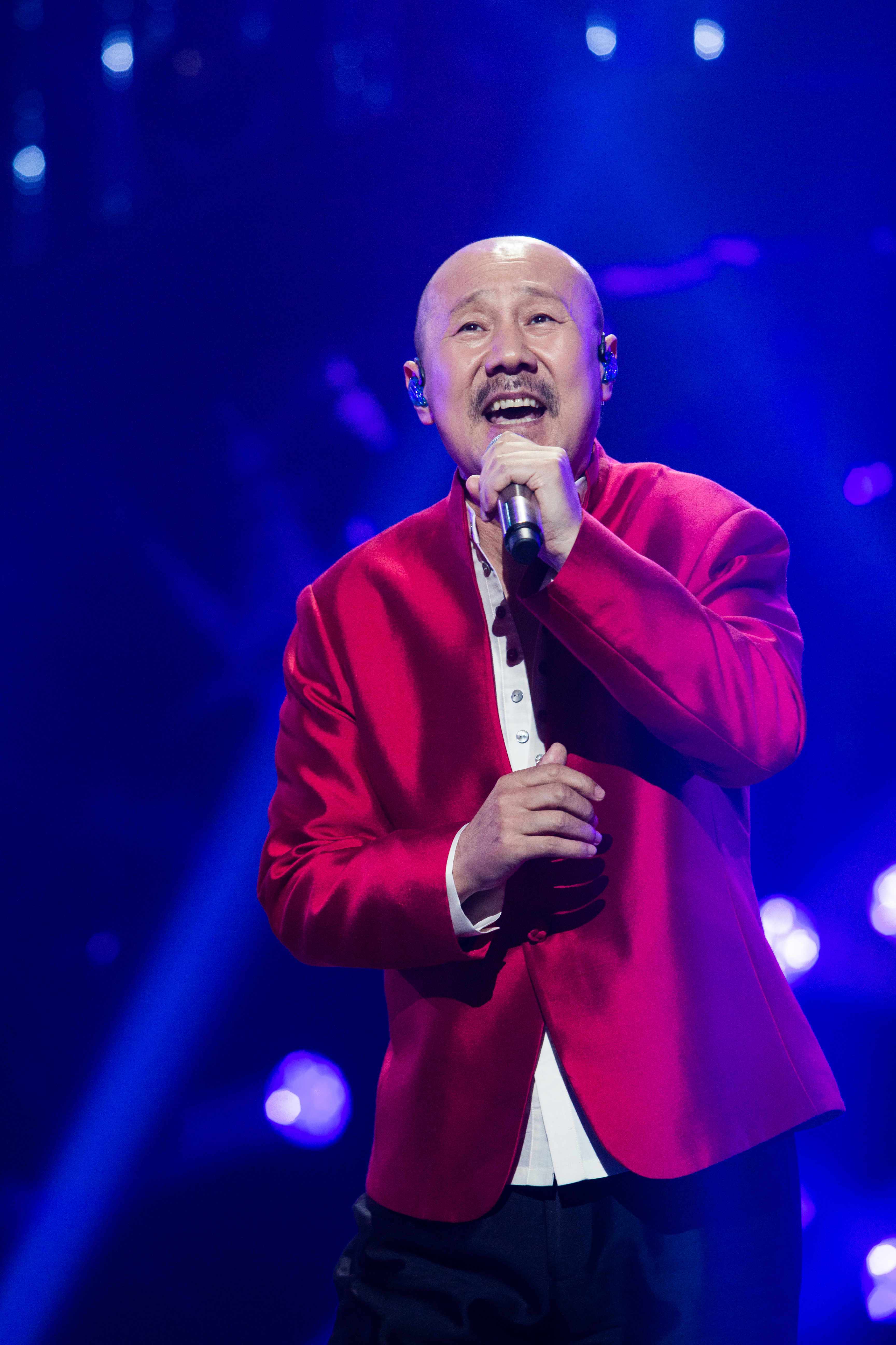 "嗜酒如命"的腾格尔,女儿6岁病逝,人到四十无房无车无存款_蒙古_汉子_