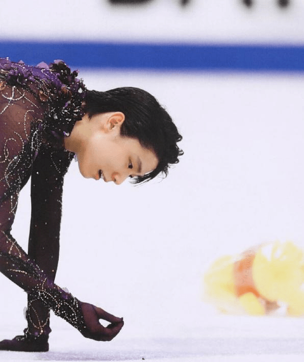 羽生結弦幫忙修補冰面小細節見人品期待他在閉幕式的歌劇魅影