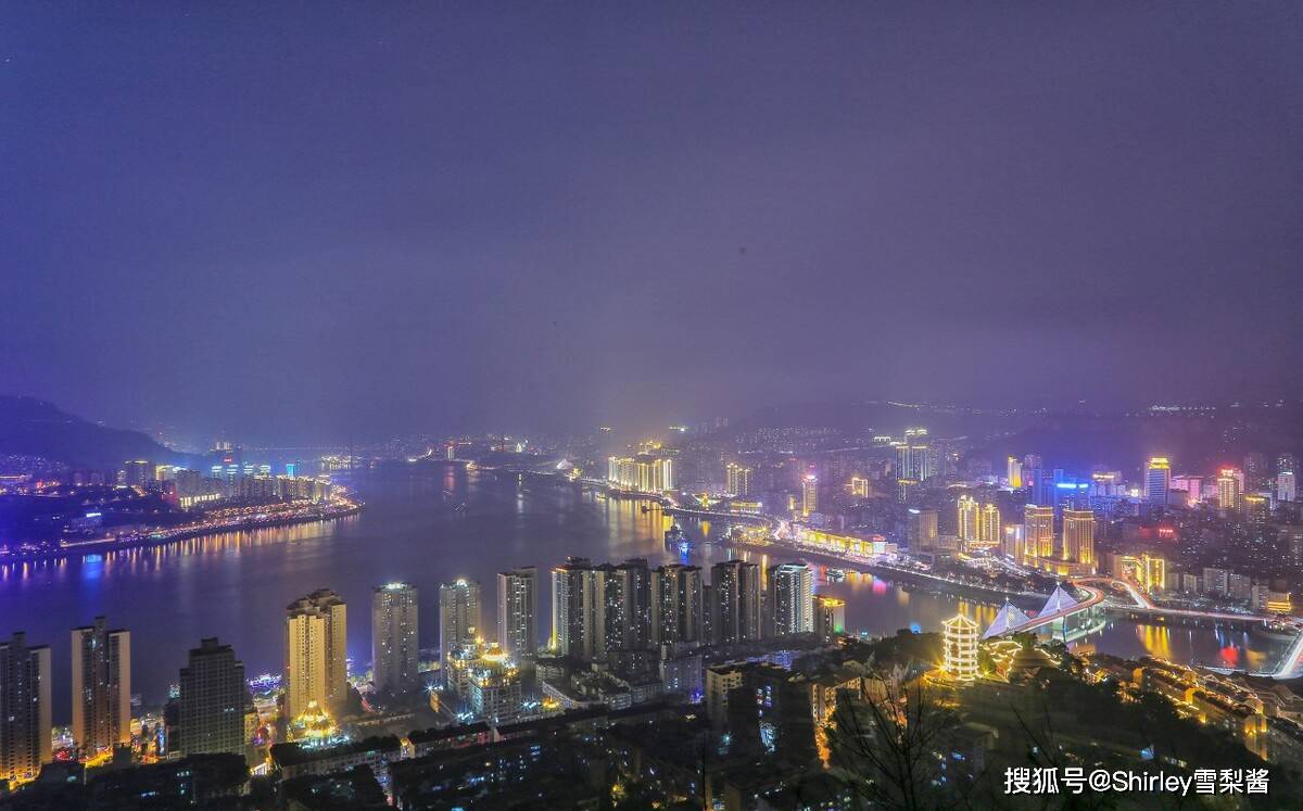 又一座川渝小城火了！比重庆更狂野，被称为“长江边的小香港”
