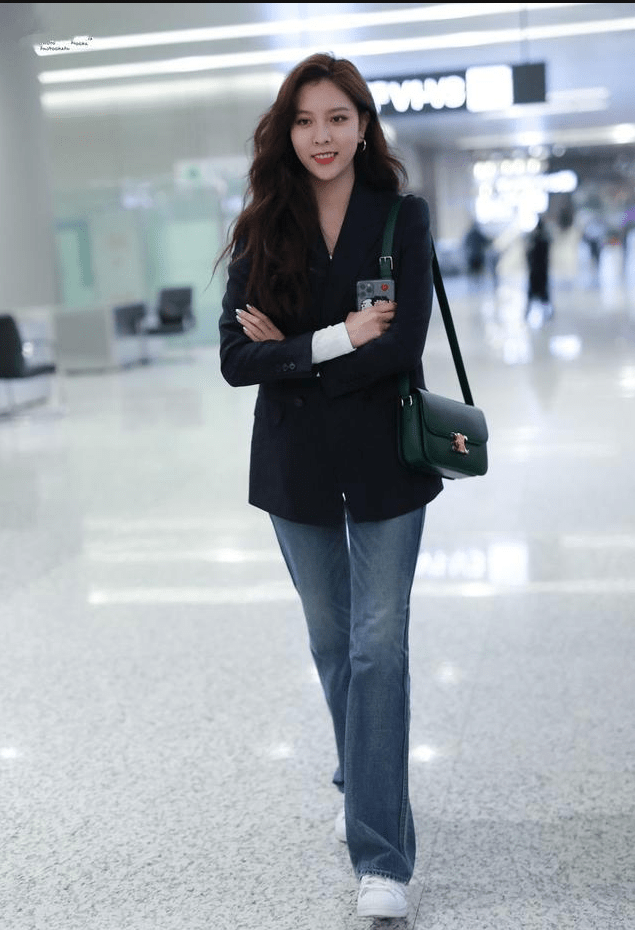 宋妍霏穿黑色西装搭配牛仔裤,打扮时尚清新,典型的御姐范儿!_身段_行