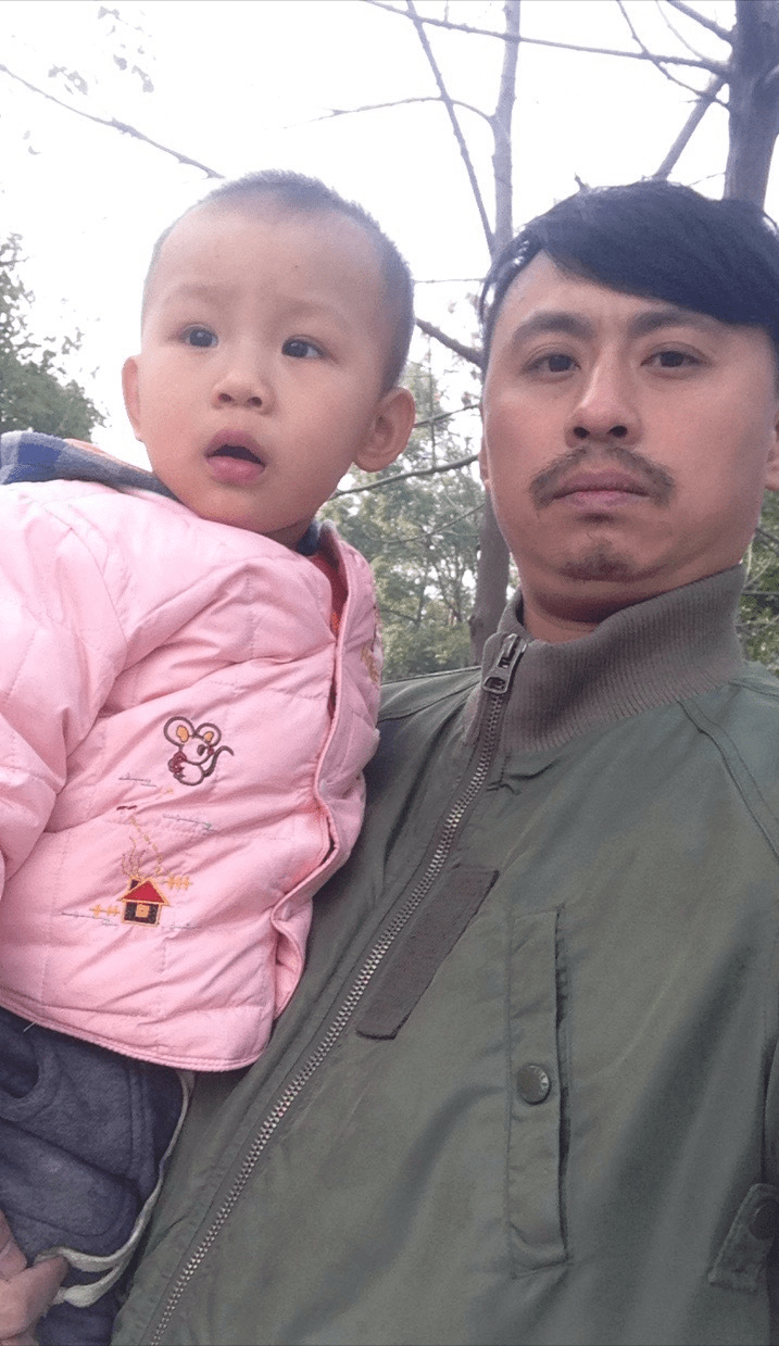 侯量与儿子祝希娟与丈夫2022年3月,祝希娟与老伴已在养老院住了5年.