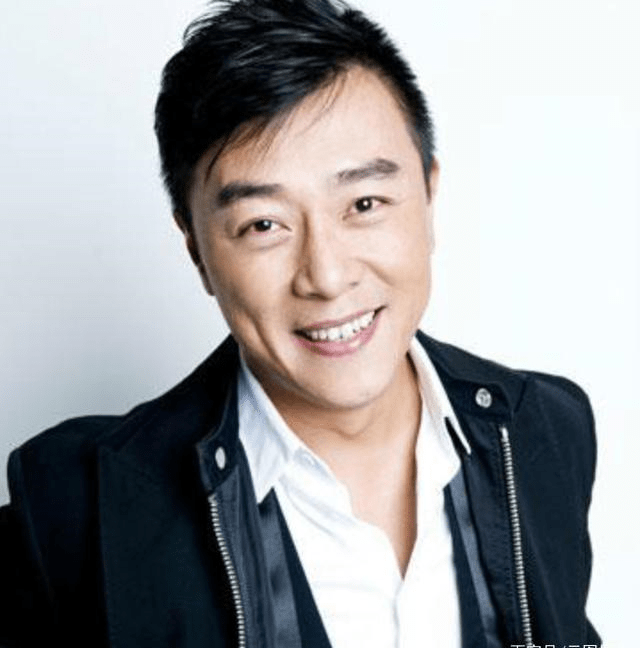 53岁郭亮移民国外近况成当地主持界一哥年迈老父留在家乡生活