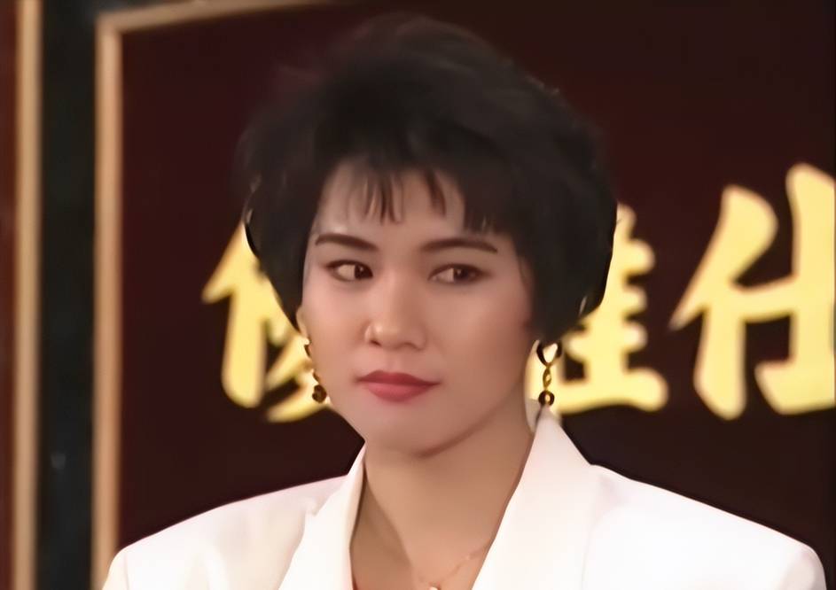 落选后加入tvb,参演过很多经典电视剧,包括《火玫瑰》,《武林幸运星》