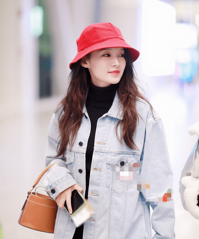 原创李沁穿浅蓝色的牛仔衣头戴小红帽时髦甜美又清爽清新