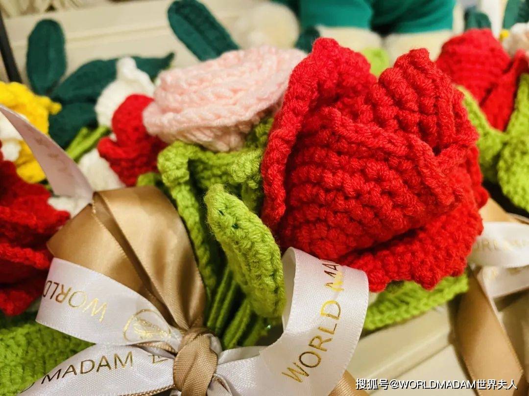 World Madam颁奖花束 22年起世界夫人颁奖启用绒线花束 象征 爱心 全球
