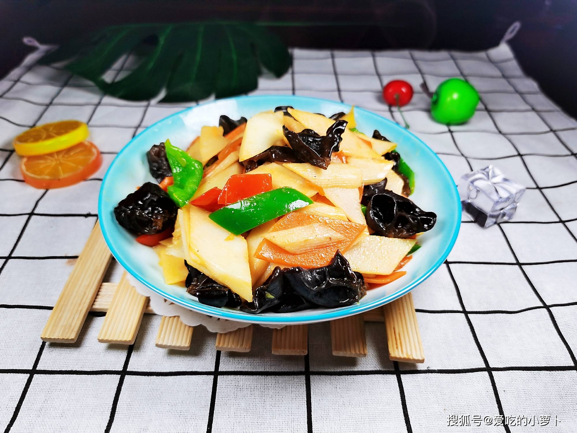 铁棍山药的故事:传说上古时期,炎帝神农氏遍尝百草,来到温地,发现此处